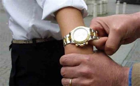 ladra dei rolex|La ladra dei Rolex torna in azione. Si finge donna delle pulizie che .